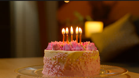 Nahaufnahme-Eines-Mit-Zuckerguss-Und-Kerzen-Dekorierten-Partykuchens-Zum-Geburtstag-Auf-Dem-Heimischen-Tisch-5